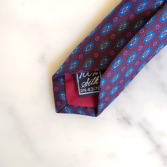 NWOT. Geoffrey Beene 100% Italian Silk Tie with Multicolor Design Patterns. - Picture 5 of 5